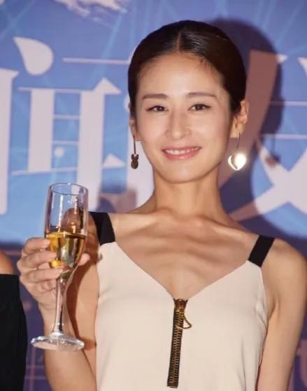 瘦成“紙片人”的5位明星，各有各的辛酸，混娛樂圈怎麼那麼難