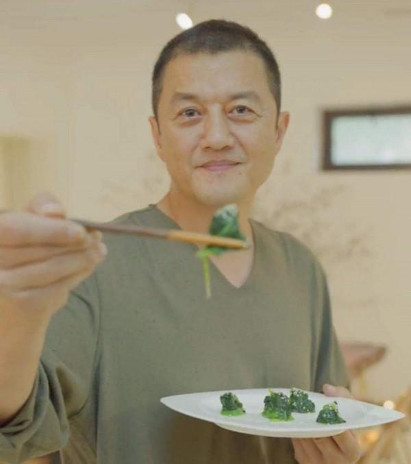 初見發如濃墨，再見禿頭禿腦！這12位男星的頭，讓女人好心碎