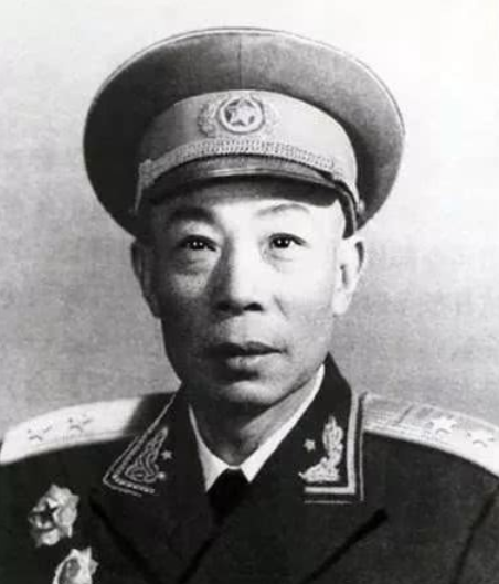 丁盛以少將身份擔任廣州軍區司令員，副手中有三位中將，怎麼回事