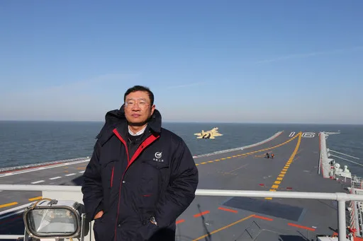 遺照竟是工作合影的截圖！今天，託舉“飛鯊”上天的他，去世9週年