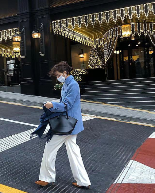 冬季別總披頭散髮，試著扎個韓系低馬尾，配上精緻穿搭特顯氣質