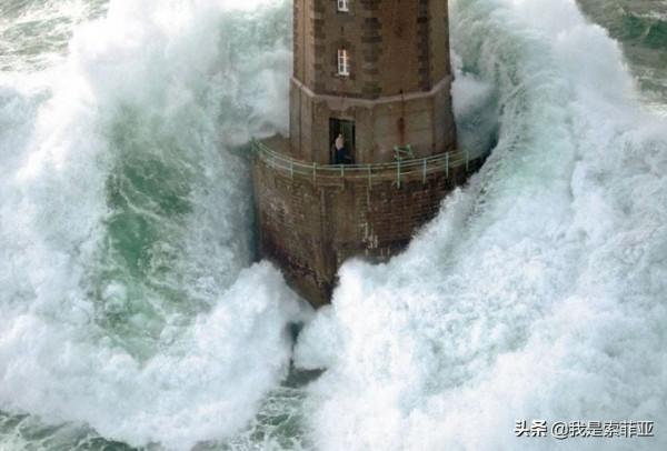三人在孤島守塔時失蹤，桌上留下三篇燈塔日誌，他們經歷了什麼？