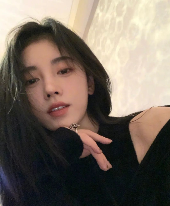 鞠婧禕終於&OpenCurlyDoubleQuote;卸妝&rdquo;了，這次的新臉又純又欲，比千金風更美更時尚