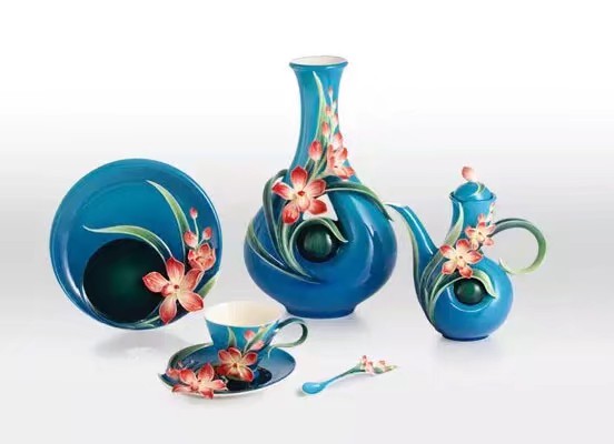 瓷器花樣新玩法,美得讓人目不轉睛。(法藍瓷) 瓷器花樣新玩法,美得讓人目不轉睛。(法藍瓷)