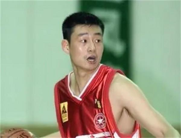 癱瘓4年男排鄭亮近況：邊直播邊掙護工費，取名&OpenCurlyDoubleQuote;正能亮&rdquo;