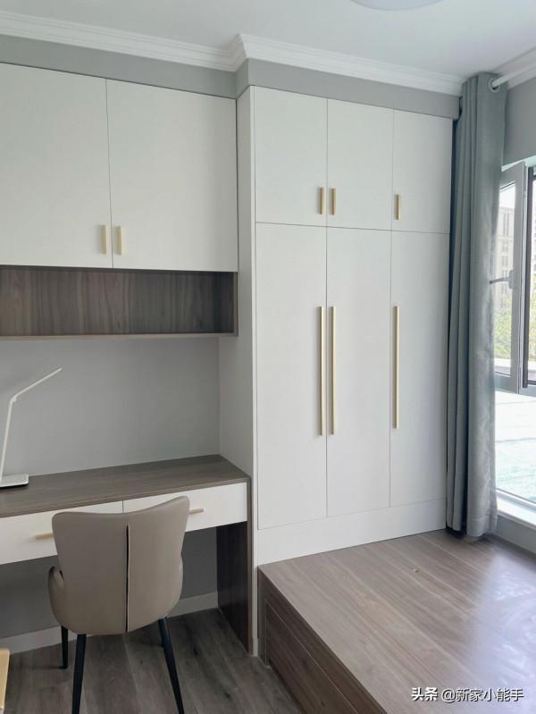 她家花了20萬裝修，全屋網紅灰，漂亮又耐髒，木匠打櫃子也很滿意