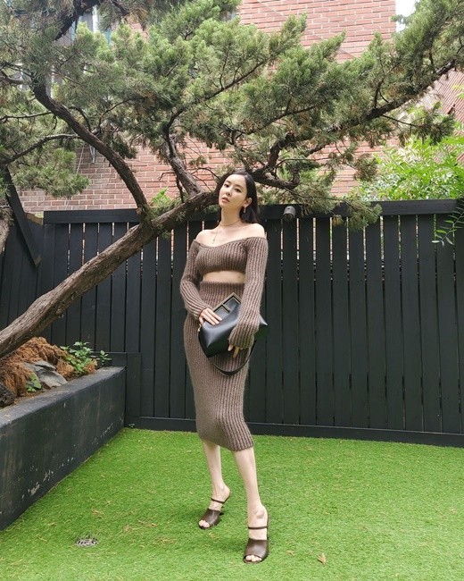 李多喜·李海莉展現了迷人的針織時尚，相同衣服不同感覺