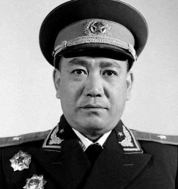 他和上級吵架，上級不怪他還給他介紹媳婦，當他的主婚人，授少將