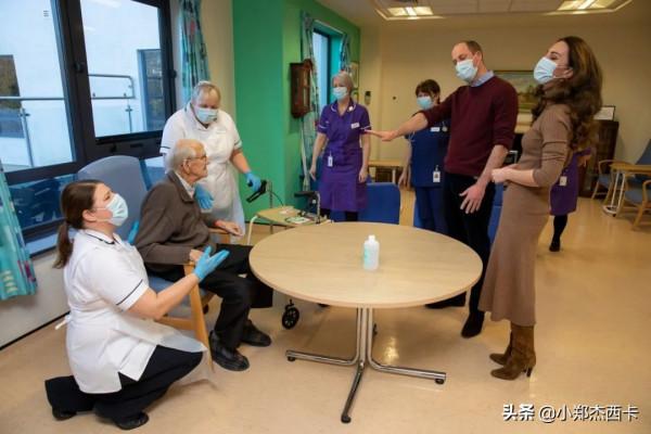 69歲坐頭排參加時裝週，歲月不敗美人真絕了