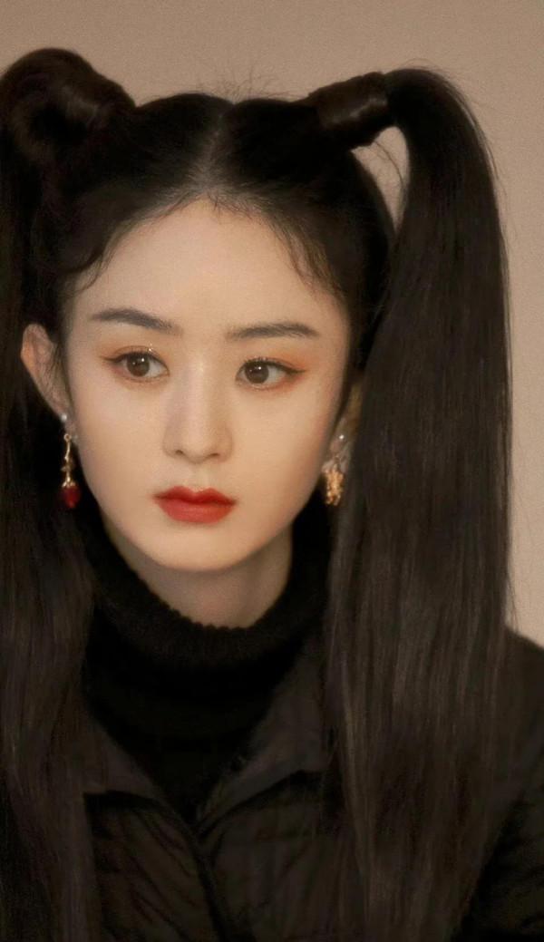 趙麗穎尼龍雙馬尾造型，化身暗夜小魔女，氣質超絕