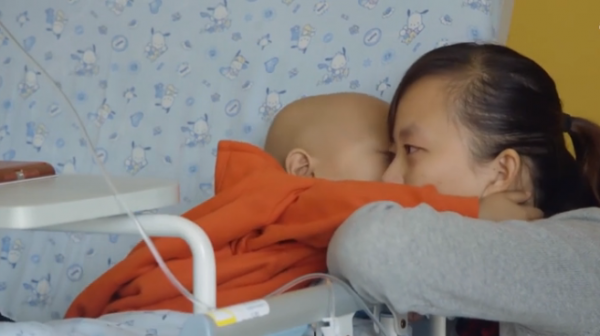 真實故事：安徽4歲男孩患惡性腫瘤，手術時被迫中止，父母痛哭