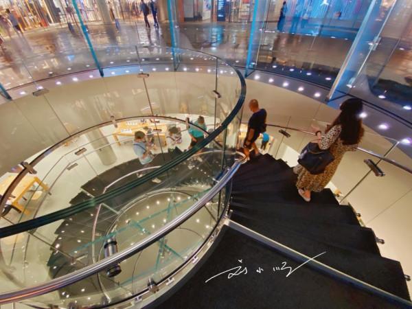 上海“最美”蘋果直營店,剛開始有個設計缺陷,幸好現在已彌補 上海“最美”蘋果直營店,剛開始有個設計缺陷,幸好現在已彌補