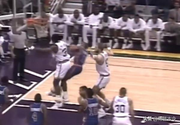 NBA著名肘擊時刻:慈世平打暈哈登,馬龍為搭檔教訓托馬斯 NBA著名肘擊時刻:慈世平打暈哈登,馬龍為搭檔教訓托馬斯