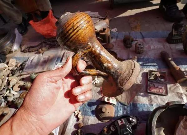 雲南邊貿市場古玩地攤,古書瓷器大洋都是假貨,相機說成抗戰文物 雲南邊貿市場古玩地攤,古書瓷器大洋都是假貨,相機說成抗戰文物