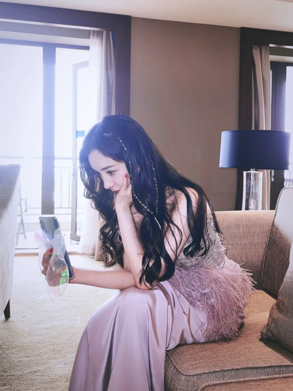 好少女！楊冪的新發型也太適合春日踏青了吧