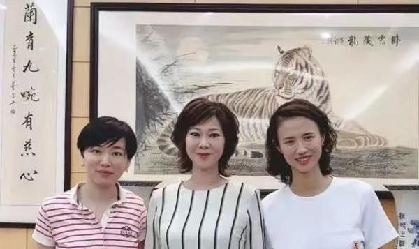 許昕恩師罕見現身！59歲膚白貌美穿著時尚，57歲二婚嫁豪門很幸福