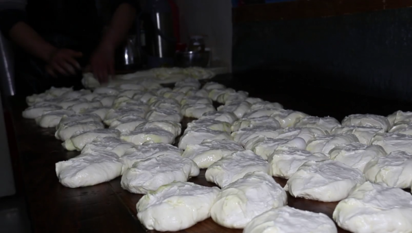 甘肅特色牛舌餅，15年老店一天用到10袋面，老闆做餅做到吐