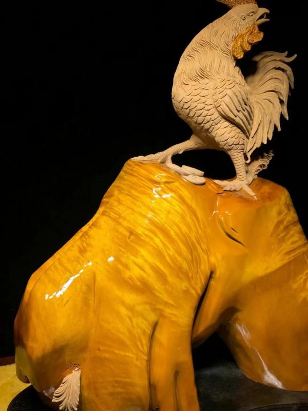金雞回首望陽升！美輪美奐的金絲楠木雕
