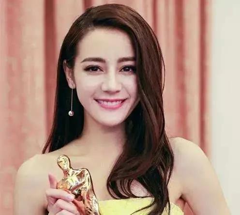 迪麗熱巴 多少男生心目中的女神 迪麗熱巴 多少男生心目中的女神