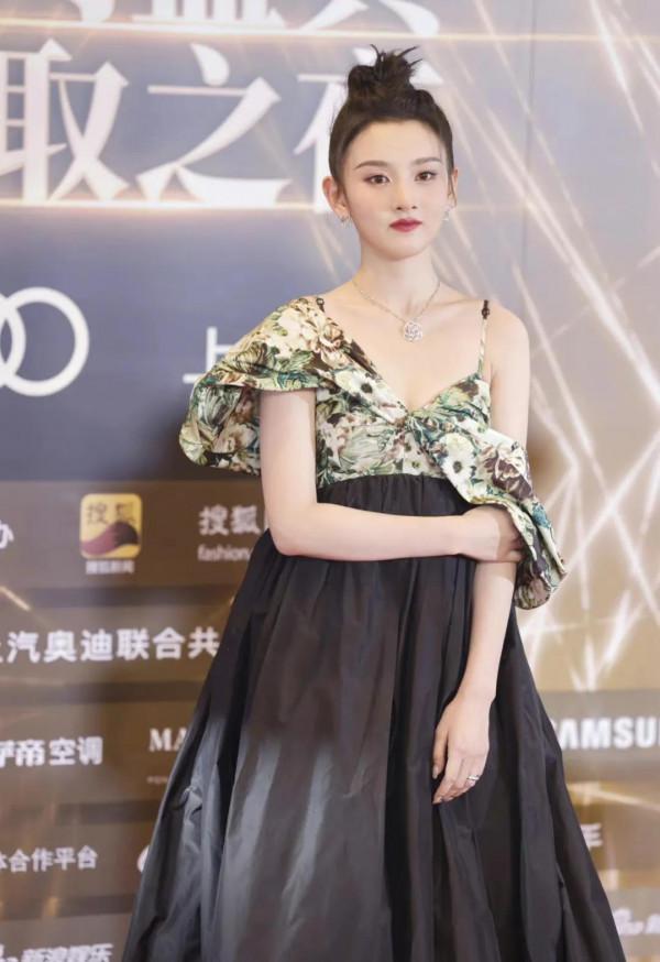 搜狐時尚盛典紅毯上的女明星，閆妮的造型霸氣十足