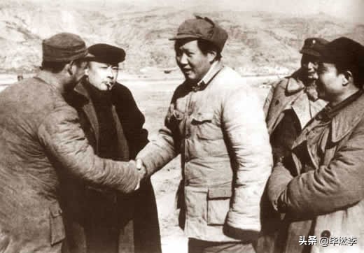 毛主席穿睡衣出席陳毅追悼會,緊握粟裕手說:井岡山的同志不多了 毛主席穿睡衣出席陳毅追悼會,緊握粟裕手說:井岡山的同志不多了