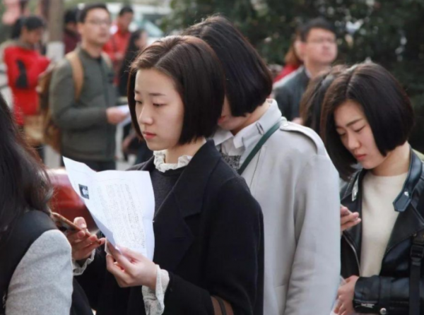 “鐵飯碗”迎來新變化，32種事業編將被取消，教師是否會受影響