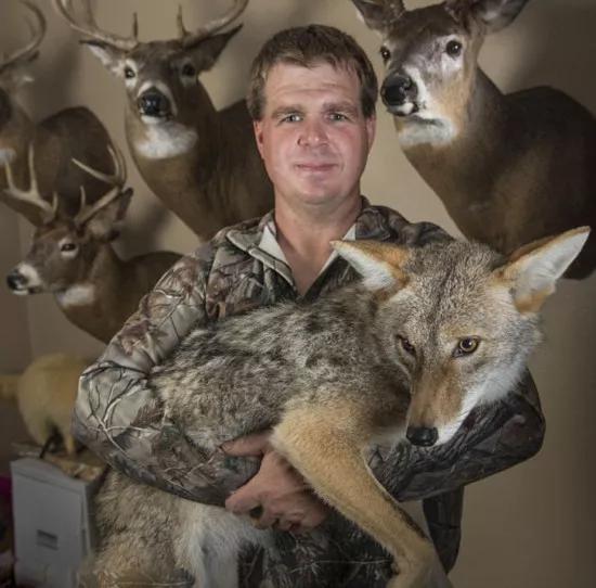 老獵人無家可歸,在山洞裡陪狼群生活 老獵人無家可歸,在山洞裡陪狼群生活