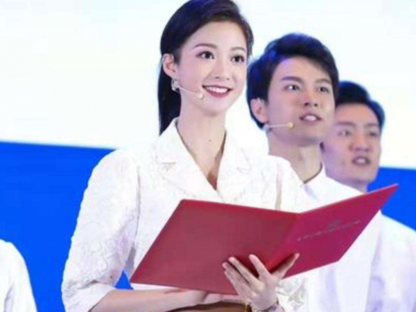 &OpenCurlyDoubleQuote;最美領誦員&rdquo;馮琳現身冬奧，成為中文播報員，網友：進軍央視吧