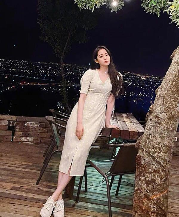 長髮及腰的歐陽娜娜，穿復古綁帶印花裙出鏡，小秀身材女人味十足