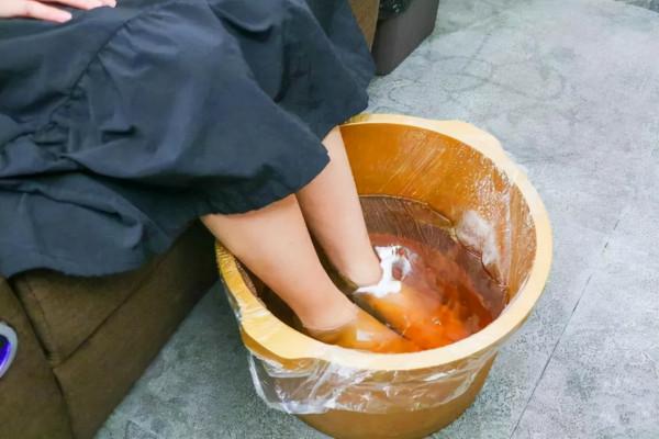 每天用熱水泡腳，到底是養生還是“減壽”？聽聽醫生是怎麼說的