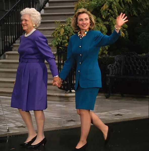 希拉里難得溫柔：28年前和老布什夫人同框氣質好，乖乖被她牽著走