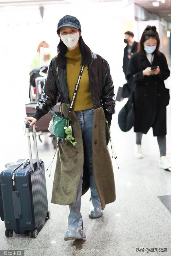 倪虹潔穿拼接大衣現身時尚減齡 揮手致意大方親和