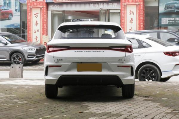 好開也親民的代步小車，一公里才5分錢，配置豐富，實拍比亞迪e2