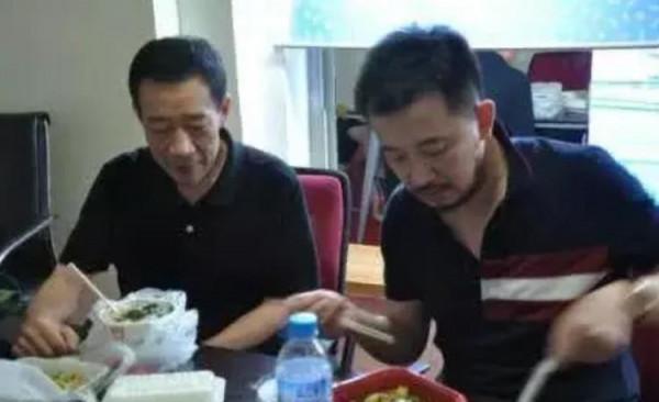 明星在片場吃飯的樣子,潘長江的接地氣,吳彥祖的最帥氣 明星在片場吃飯的樣子,潘長江的接地氣,吳彥祖的最帥氣