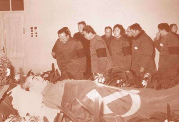 小平復職當天周總理就宣佈病休，病重後緊握小平手說：你比我強