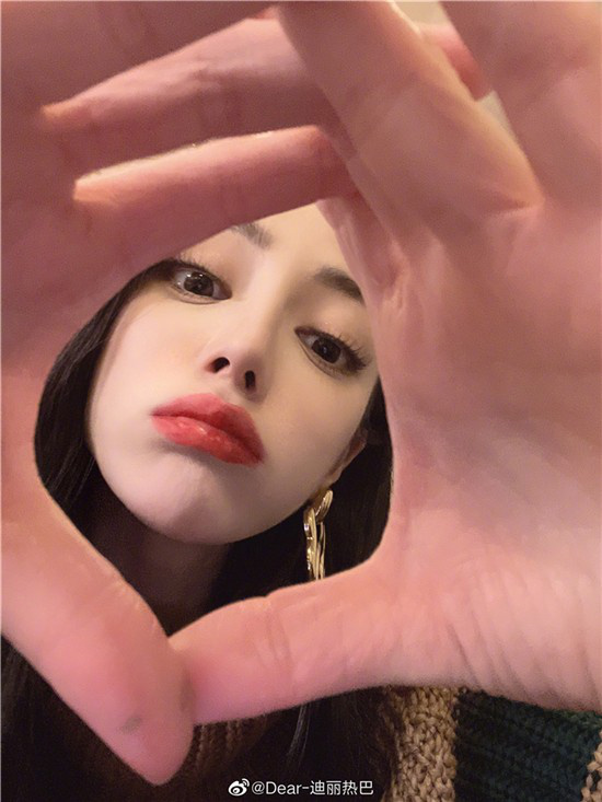 迪麗熱巴曬自拍對鏡嘟嘴賣萌 喊粉絲吃元宵啦