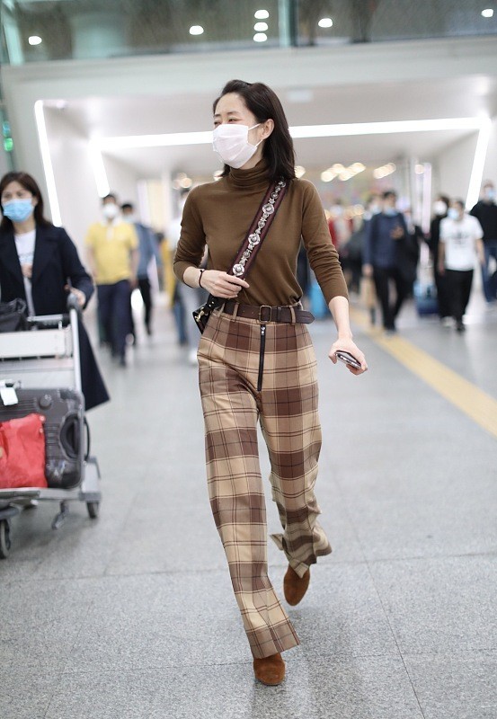 劉敏濤的氣場真的很強,和劉亦菲同穿高領的服裝,氣質看著很高階 劉敏濤的氣場真的很強,和劉亦菲同穿高領的服裝,氣質看著很高階