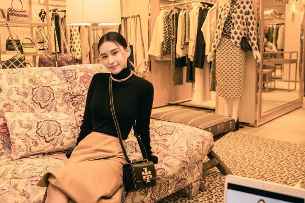 何超蓮黑上衣搭鵝黃色半身裙身姿曼妙 氣質優雅演繹早秋文藝範