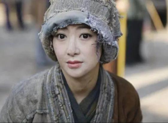 女明星演乞丐，楊穎不走心，楊超越太醜，看到劉亦菲披個麻袋也美