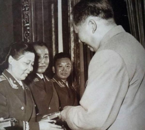 新中國女少將李貞，回鄉探親遇曾毒打自己的前夫，她是如何做的？