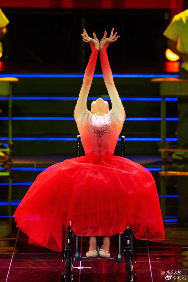 從奧運舞臺摔落，致終身殘疾，張藝謀：她是我愧疚一生的女人