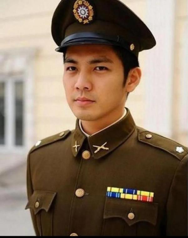 新一代明星軍裝帥照，誰是你的菜？