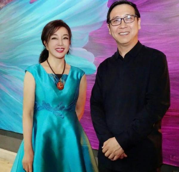 劉曉慶穿銀色禮服挺霸氣，開叉裙襬露出纖細小腿，笑容光彩照人