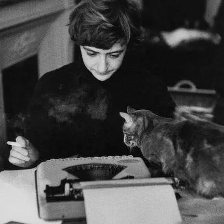 誰說女知識分子不時髦?會寫字的女人,穿得好更好看 誰說女知識分子不時髦?會寫字的女人,穿得好更好看