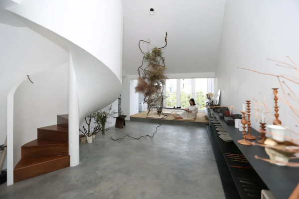 我繼承了奶奶在二環的老破小，推開窗就是北京最魔幻景色