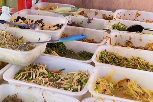 山東夫妻賣接地氣自助餐,8元1個人,有飯有湯,30多個菜隨便吃 山東夫妻賣接地氣自助餐,8元1個人,有飯有湯,30多個菜隨便吃