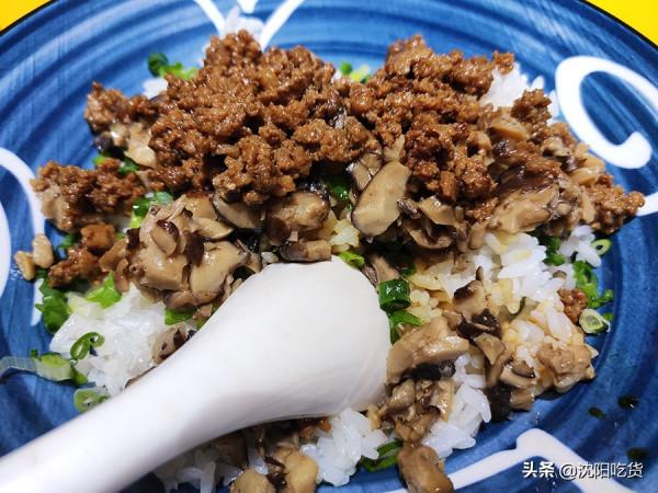 來了三次才吃上的三鮮拌飯，滷雞架都入味兒到骨頭裡了