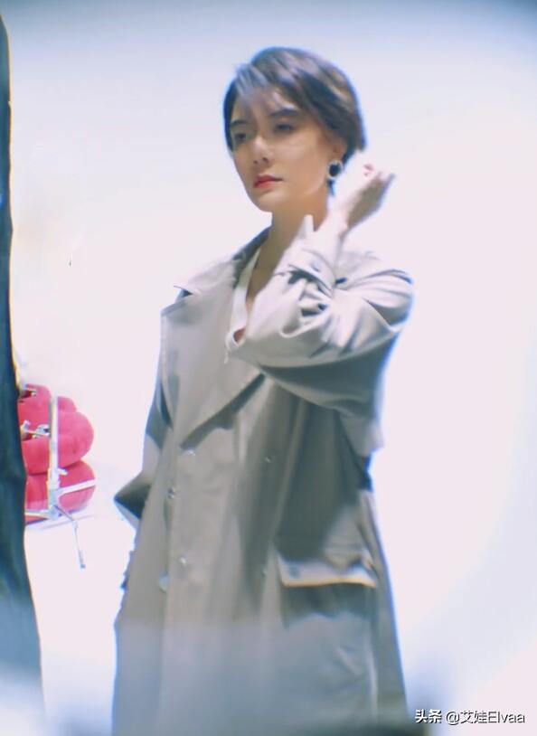 瘦也是優勢!車曉短髮穿風衣配吹風機氣場全開,那眼神好絕一女的 瘦也是優勢!車曉短髮穿風衣配吹風機氣場全開,那眼神好絕一女的