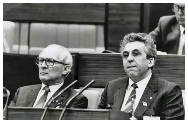 柏林牆倒塌，兩德統一後，執政30年的昂納克去哪了？