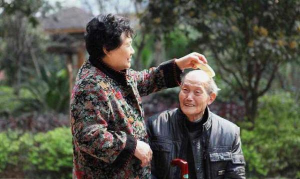 為啥老人身上會有一股味?建議:50歲後養成4個習慣,老了或沒味 為啥老人身上會有一股味?建議:50歲後養成4個習慣,老了或沒味